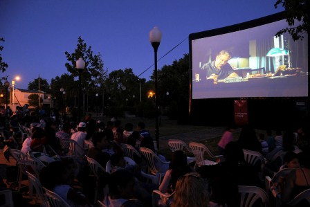 El encanto del Cine vuelve a vivirse a cielo abierto en las plazas de Tigre El encanto del Cine vuelve a vivirse a cielo abierto en las plazas de Tigre