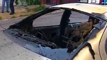 Un vecino de Vicente López descubrió su auto incendiado y acusa a su ex pareja del siniestro Un vecino de Vicente López descubrió su auto incendiado y acusa a su ex pareja del siniestro