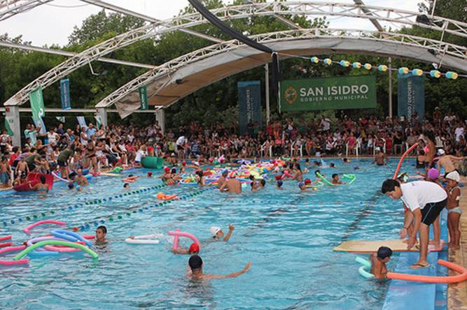 Chicos y padres en el cierre de las colonias de San Isidro
Chicos y padres en el cierre de las colonias de San Isidro