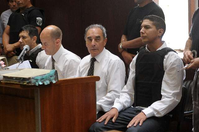 Los policías bonaerenses Gustavo Rey (I) y Gustavo Vega (D) comenzaron a ser juzgados hoy por el crimen de dos jóvenes asesinados en 2011 durante una represión posterior al descarrilamiento de un tren en la villa La Cárcova, en la localidad de José León Suárez Los policías bonaerenses Gustavo Rey (I) y Gustavo Vega (D) comenzaron a ser juzgados hoy por el crimen de dos jóvenes asesinados en 2011 durante una represión posterior al descarrilamiento de un tren en la villa La Cárcova, en la localidad de José León Suárez