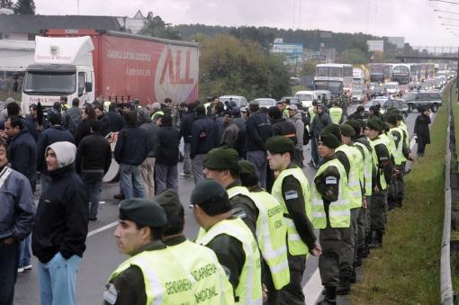 Heridos y detenidos por choque entre gendarmes y militantes de izquierda en una protesta en Panamericana () Heridos y detenidos por choque entre gendarmes y militantes de izquierda en una protesta en Panamericana ()