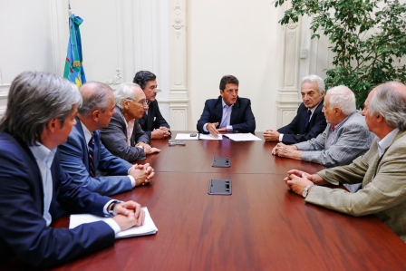 Sergio Massa durante una reunión con 8 ex secretarios de Energía de distintos partidos políticos Sergio Massa durante una reunión con 8 ex secretarios de Energía de distintos partidos políticos