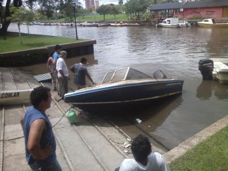Rescate de una lancha hundida en el Río Tigre Rescate de una lancha hundida en el Río Tigre