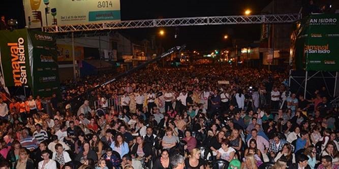 Karina convocó a una multitud durante el festejo del carnaval en San Isidro Karina convocó a una multitud durante el festejo del carnaval en San Isidro