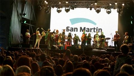 Kevin Johansen volvió a San Martín y deslumbró a miles de vecinos Kevin Johansen volvió a San Martín y deslumbró a miles de vecinos