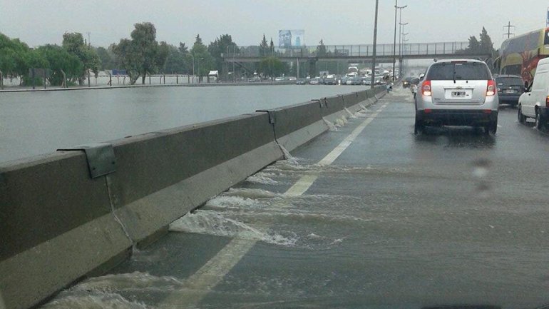 Por inundación está cortada la Panamericana en Pacheco Por inundación está cortada la Panamericana en Pacheco