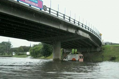 Por inundación está cortada la Panamericana en Pacheco ()
Por inundación está cortada la Panamericana en Pacheco ()