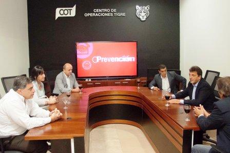 Concejales de Quilmes, Lanús y Moreno asistieron al Centro de Operaciones Tigre y se reunieron con el líder del Frente Renovador, Sergio Massa Concejales de Quilmes, Lanús y Moreno asistieron al Centro de Operaciones Tigre y se reunieron con el líder del Frente Renovador, Sergio Massa