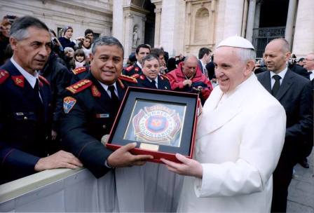 Los Bomberos de Tigre junto al Papa Francisco
Miembros del cuerpo activo del Cuartel de General Pacheco realizaron un viaje al Vaticano para compartir un grato encuentro con el Sumo Pontífice.
Una delegación de Bomberos Voluntarios de Argentina, de distintas localidades y provincias, se emprendió en una excursión por Europa, para intercambiar conocimientos y experiencias con sus pares en el viejo continente.
Luego de la característica homilía, el Papa Francisco se acercó para bendecir a todos los fieles presentes en la Plaza San Pedro, incluyendo la comitiva bomberil. Allí, el Comandante General José Eduardo Cornejo, jefe del Cuerpo de Bomberos de Gral. Pacheco, le otorgó como obsequio un cuadro con el escudo de su cuartel, no sólo en representación de esa dependencia, sino de todos los destacamentos del distrito.
Al respecto, Cornejo reconoció: “Es un honor representar a Tigre en este importante viaje. El Papa tuvo un gesto enorme, al acercarse y agradecernos la visita. Además, con gran amabilidad y alegría, bendijo no sólo a toda la delegación de Bomberos, sino a nuestra familias y camaradas, rogando ‘que Dios nuestro Señor nos guíe y nos proteja’ en nuestra tan arriesgada y peligrosa profesión”.
Luego de su contacto con el Sumo Pontífice, Cornejo fue distinguido por la Academia de Bomberos de Italia, en reconocimiento a su participación del encuentro transnacional.
Los Bomberos de Tigre junto al Papa Francisco
Miembros del cuerpo activo del Cuartel de General Pacheco realizaron un viaje al Vaticano para compartir un grato encuentro con el Sumo Pontífice.
Una delegación de Bomberos Voluntarios de Argentina, de distintas localidades y provincias, se emprendió en una excursión por Europa, para intercambiar conocimientos y experiencias con sus pares en el viejo continente.
Luego de la característica homilía, el Papa Francisco se acercó para bendecir a todos los fieles presentes en la Plaza San Pedro, incluyendo la comitiva bomberil. Allí, el Comandante General José Eduardo Cornejo, jefe del Cuerpo de Bomberos de Gral. Pacheco, le otorgó como obsequio un cuadro con el escudo de su cuartel, no sólo en representación de esa dependencia, sino de todos los destacamentos del distrito.
Al respecto, Cornejo reconoció: “Es un honor representar a Tigre en este importante viaje. El Papa tuvo un gesto enorme, al acercarse y agradecernos la visita. Además, con gran amabilidad y alegría, bendijo no sólo a toda la delegación de Bomberos, sino a nuestra familias y camaradas, rogando ‘que Dios nuestro Señor nos guíe y nos proteja’ en nuestra tan arriesgada y peligrosa profesión”.
Luego de su contacto con el Sumo Pontífice, Cornejo fue distinguido por la Academia de Bomberos de Italia, en reconocimiento a su participación del encuentro transnacional.