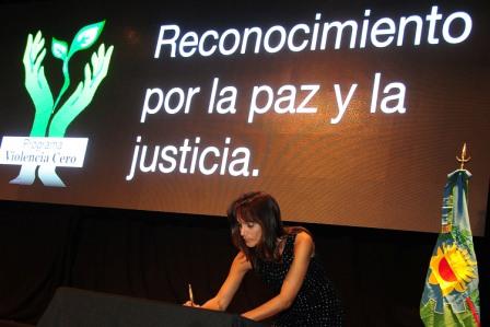 Malena Galmarini firma para la compaña No al nuevo código penal