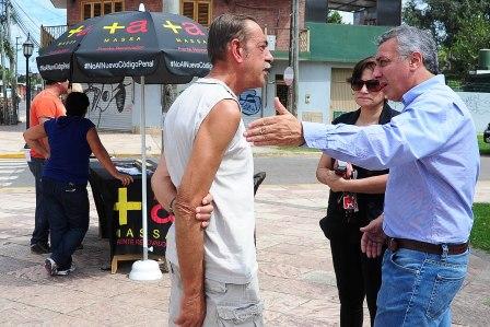 El intendente de Tigre, Dr. Julio Zamora estuvo presente en la recolección de firmas y habló con los vecinos El intendente de Tigre, Dr. Julio Zamora estuvo presente en la recolección de firmas y habló con los vecinos
