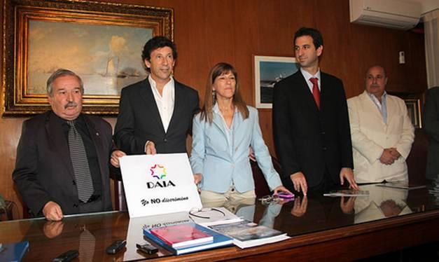 Junto al presidente de la DAIA, Julio Schlosser, y la coordinadora del área de discapacidad de AMIA, Ana Dorfman, el intendente Gustavo Posse anunció el Programa Convivencia para, a través de la educación, lograr integración social. Junto al presidente de la DAIA, Julio Schlosser, y la coordinadora del área de discapacidad de AMIA, Ana Dorfman, el intendente Gustavo Posse anunció el Programa Convivencia para, a través de la educación, lograr integración social.