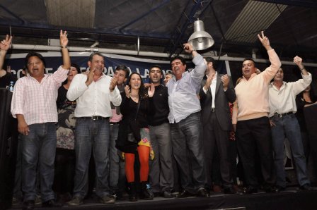 Fernando Espinoza, presidente del PJ de la provincia de Buenos Aires con los concejales del Frente Para la Victoria de la primera sección electoral Fernando Espinoza, presidente del PJ de la provincia de Buenos Aires con los concejales del Frente Para la Victoria de la primera sección electoral