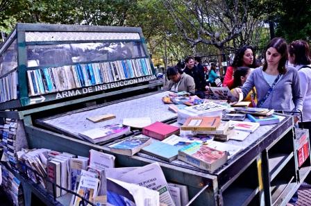 San Fernando lee: los libros tomaron la Plaza Mitre y cientos de personas se llevaron ejemplares gratuitos San Fernando lee: los libros tomaron la Plaza Mitre y cientos de personas se llevaron ejemplares gratuitos