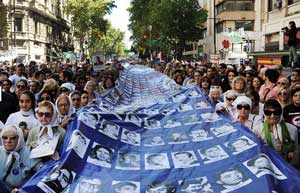 Miles de manifestantes colmaron la Plaza de Mayo bajo con la consigna Democracia o Corporaciones, al cumplirse el 38 aniversario del golpe de Estado de 1976 Miles de manifestantes colmaron la Plaza de Mayo bajo con la consigna Democracia o Corporaciones, al cumplirse el 38 aniversario del golpe de Estado de 1976