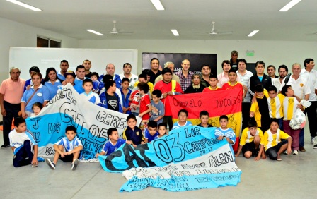 Iniciaron los Torneos de Fútbol Municipales 2014 y el Municipio entregó materiales deportivos a los clubes Iniciaron los Torneos de Fútbol Municipales 2014 y el Municipio entregó materiales deportivos a los clubes