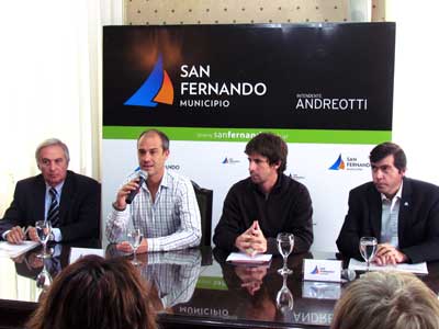 En el Salón Blanco del Palacio Municipal, el Presidente del Honorable Concejo Deliberante, Santiago Aparicio; el Secretario de Gobierno Eduardo Barbieri; el Secretario de Economía, Facundo Fernández; y el Concejal Juan Andreotti En el Salón Blanco del Palacio Municipal, el Presidente del Honorable Concejo Deliberante, Santiago Aparicio; el Secretario de Gobierno Eduardo Barbieri; el Secretario de Economía, Facundo Fernández; y el Concejal Juan Andreotti