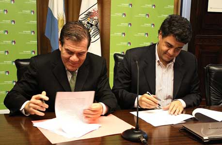 El intendente de Vicente López, Jorge Macri, y el Ministro de Seguridad, Guillermo Montenegro firmaron hoy un convenio de cooperación El intendente de Vicente López, Jorge Macri, y el Ministro de Seguridad, Guillermo Montenegro firmaron hoy un convenio de cooperación