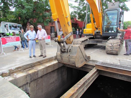 San Fernando y San Isidro trabajan en conjunto en la limpieza y desobstrucción del conducto de la calle Uruguay San Fernando y San Isidro trabajan en conjunto en la limpieza y desobstrucción del conducto de la calle Uruguay