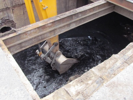 San Fernando y San Isidro trabajan en conjunto en la limpieza y desobstrucción del conducto de la calle Uruguay San Fernando y San Isidro trabajan en conjunto en la limpieza y desobstrucción del conducto de la calle Uruguay