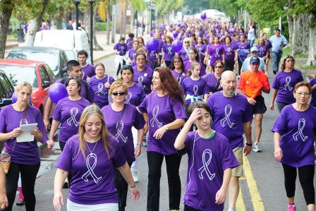 Más de mil mujeres caminaron contra la violencia de género en Tigre Más de mil mujeres caminaron contra la violencia de género en Tigre
