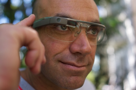 Usar Google Glass es cómo manejar y mirar el espejo retrovisor Usar Google Glass es cómo manejar y mirar el espejo retrovisor