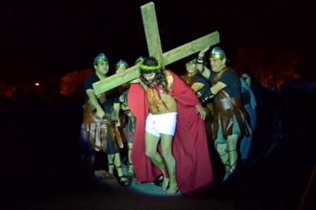 Se representó el Via Crucis en la Plaza Carlos Gardel de Virreyes 