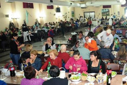 El salón principal del Centro de Jubilados 2 de Abril de Tigre Centro reunió a más de 300 personas, quienes disfrutaron de un almuerzo cargado de emoción, sentimiento y fraternidad