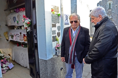 El Intendente de San Fernando Luis Andreotti y el padre de la joven víctima, Edgardo Aló, visitaron el Cementerio Municipal donde se encuentran los restos de Carolina El Intendente de San Fernando Luis Andreotti y el padre de la joven víctima, Edgardo Aló, visitaron el Cementerio Municipal donde se encuentran los restos de Carolina