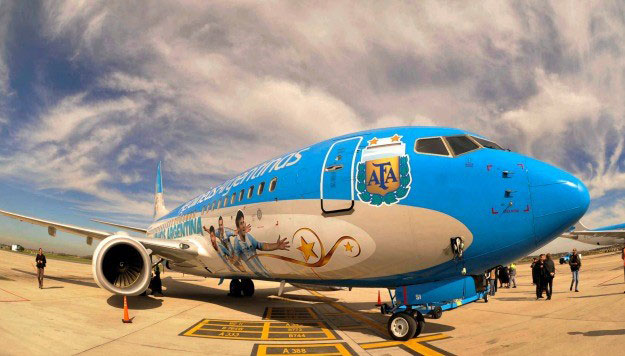 Aerolíneas Argentinas presentó el avión que llevará a los jugadores al Mundial de Brasil
