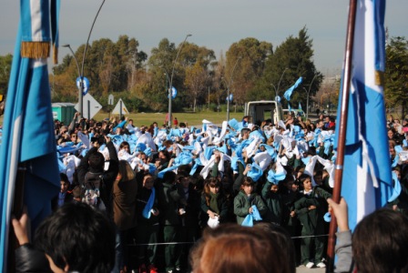 Hicieron su promesa a la bandera 1.500 alumnos de escuelas de Vicente ...