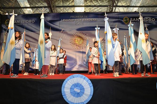 Más de 2.500 alumnos de San Isidro prometieron lealtad a la bandera 