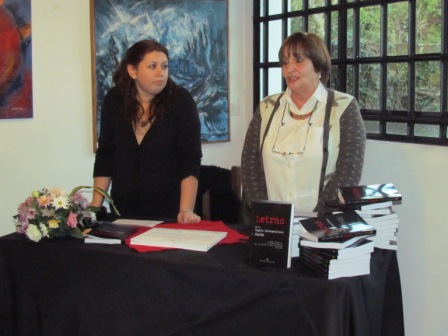 Valeria Dalla Torre y Nora Medan, editoras de la Editorial Apasionarte, recibieron a los escritores participantes de esta antología, en el Hotel La Posta