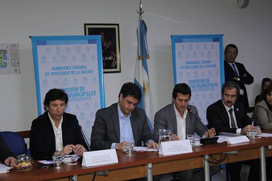 Los intendentes de Vicente López, Jorge Macri (PRO); de San Isidro, Gustavo Posse (Frente Renovador) y de Puerto San Julián, Nelson Gleadell (Frente para la Victoria)