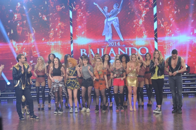 Pedro Alfonso y una multitud en la pista de Bailando 2014 Pedro Alfonso y una multitud en la pista de Bailando 2014