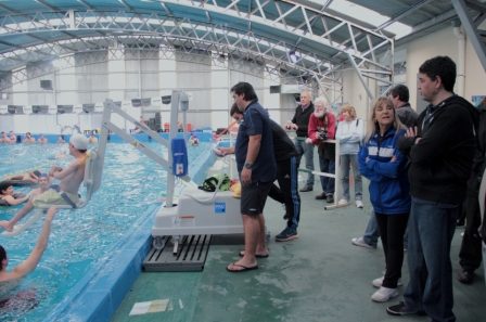 Funciona en la pileta del Campo de Deportes Nº 1 de Vicente López, un brazo hidráulico para discapacitados motrices Funciona en la pileta del Campo de Deportes Nº 1 de Vicente López, un brazo hidráulico para discapacitados motrices