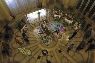 Cerati fe despedido por unas de 20 mil personas durante la noche y la madrugada Cerati fe despedido por unas de 20 mil personas durante la noche y la madrugada
