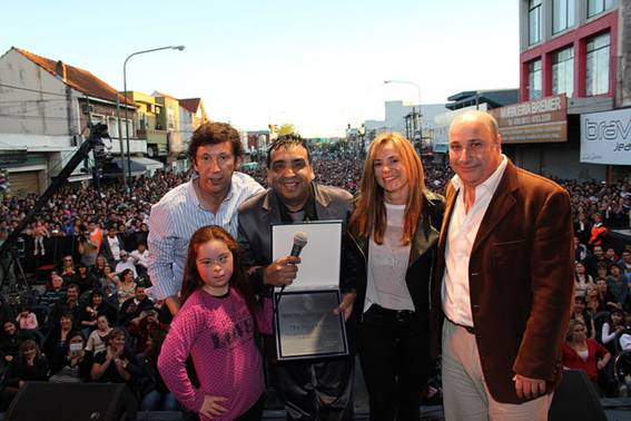 Gustavo Posse, Fernanda Nuevo y Carlos Castellano con el cantante de La Nueva Luna