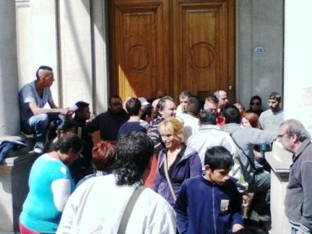 Vecinos de San Fernando marchan frente a municipio para evitar un desalojo Vecinos de San Fernando marchan frente a municipio para evitar un desalojo