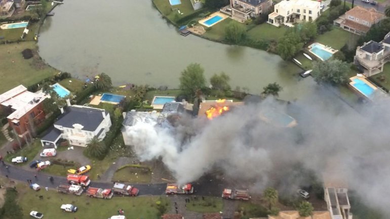 Cayó una avioneta en una casa de Nordelta () Cayó una avioneta en una casa de Nordelta ()