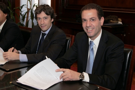 Los presidentes del Banco Nación, Juan Ignacio Forlón, y de Garantizar, Leonardo Rial, renovaron el Convenio Marco del exitoso producto Garantía Productiva Los presidentes del Banco Nación, Juan Ignacio Forlón, y de Garantizar, Leonardo Rial, renovaron el Convenio Marco del exitoso producto Garantía Productiva
