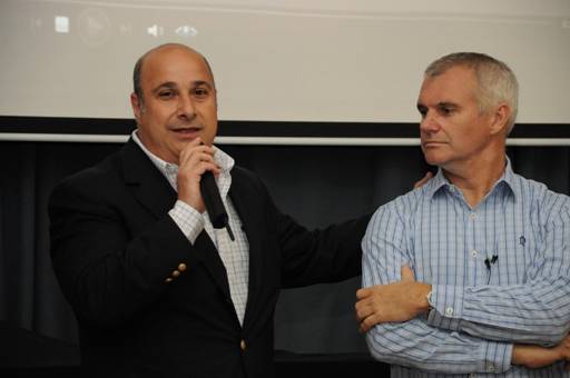 Sergio Expert, sobreviviente de un fatal accidente en 1986 que le costó la vida a uno de sus amigos, presentó su charla Explosión de vida en el Concejo Deliberante de San Isidro Sergio Expert, sobreviviente de un fatal accidente en 1986 que le costó la vida a uno de sus amigos, presentó su charla Explosión de vida en el Concejo Deliberante de San Isidro