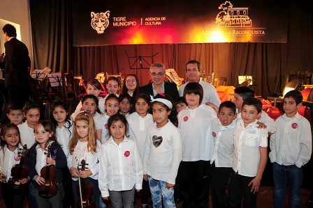 La temporada de música culta finalizó con la presentación especial de los chicos de la Orquesta Escuela Tigre, que deleitaron a 300 vecinos en el Museo de la Reconquista. La temporada de música culta finalizó con la presentación especial de los chicos de la Orquesta Escuela Tigre, que deleitaron a 300 vecinos en el Museo de la Reconquista.
