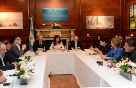 Los dirigentes sindicales internacionales la anunciaron a la Presidenta que expresarán en un documento su total respaldo a su lucha contra los fondos buitre Los dirigentes sindicales internacionales la anunciaron a la Presidenta que expresarán en un documento su total respaldo a su lucha contra los fondos buitre