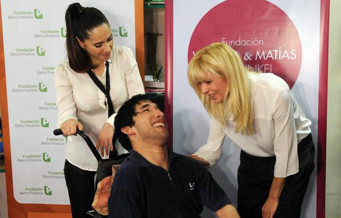 Karina Rabolini y Victoria Vanucci entregaron sillas de ruedas en escuela especial de Vicente López