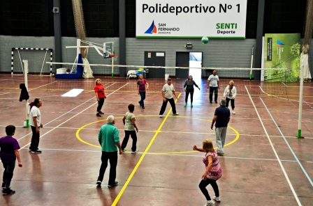 Abuelos de San Fernando y San Miguel disfrutaron de un encuentro deportivo de vóley adaptado Abuelos de San Fernando y San Miguel disfrutaron de un encuentro deportivo de vóley adaptado