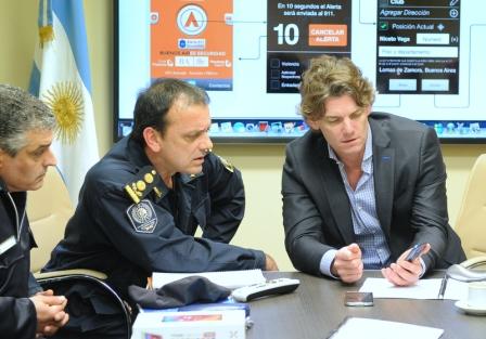 Nicolás Scioli formuló el anuncio al término de un encuentro de trabajo con autoridades del 911 y del área de Comunicaciones del ministerio de Seguridad de la Provincia Nicolás Scioli formuló el anuncio al término de un encuentro de trabajo con autoridades del 911 y del área de Comunicaciones del ministerio de Seguridad de la Provincia