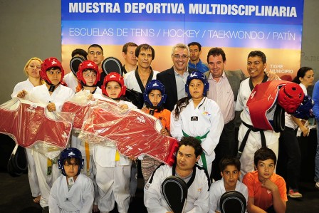 Más de 1.500 jóvenes de Tigre recibieron equipamiento deportivo