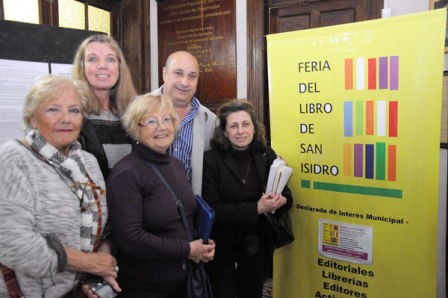 Castellano junto a las autoridades de la Biblioteca de San Isidro
Castellano junto a las autoridades de la Biblioteca de San Isidro