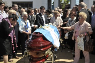 Gran cantidad de dirigentes políticos despidieron los restos de Antonio Cafiero Gran cantidad de dirigentes políticos despidieron los restos de Antonio Cafiero